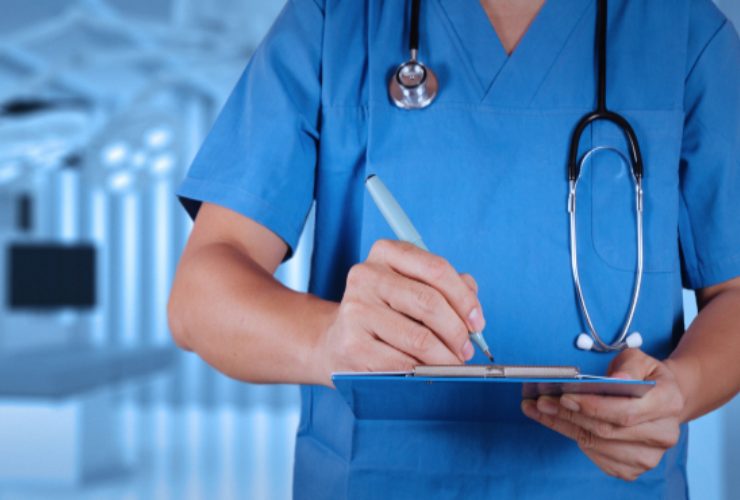 Dottore che trascrive una prescrizione medica finta - foto Depositphotos - PalermoLive.it